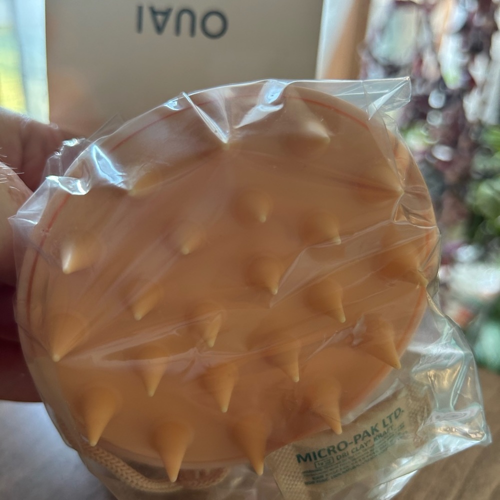 NWT Oaui scalp massager, hair wash massager for shower / peach color - Picture 2 of 4